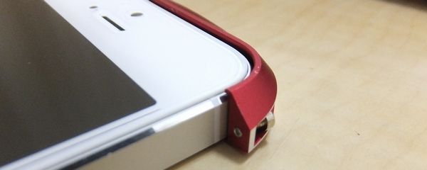 Deff CLEAVE ALUMINUM BUMPER for iPhone 5 左側を取り付け