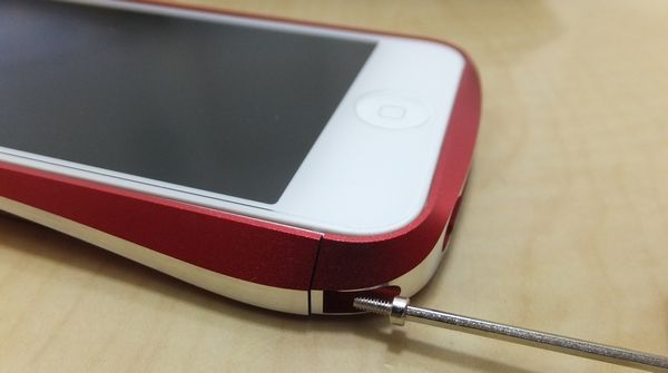 Deff CLEAVE ALUMINUM BUMPER for iPhone 5 右側も取り付け